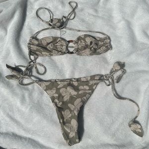 Benoa set/great cond/sm Kiki top/lrg Tunnels btm (bottoms smaller due to ties)